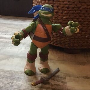 Leonardo action figure toy & sword from 2012 Teenage Mutant Ninja Turtles